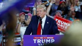 El candidato presidencial republicano y ex presidente de EEUU Donald Trump asiste a un evento de campaña en Charlotte, Carolina del Norte el 24 de julio de 2024.