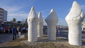 Escultura de percebes en el puerto de Aguiño, en Ribeira (A Coruña)