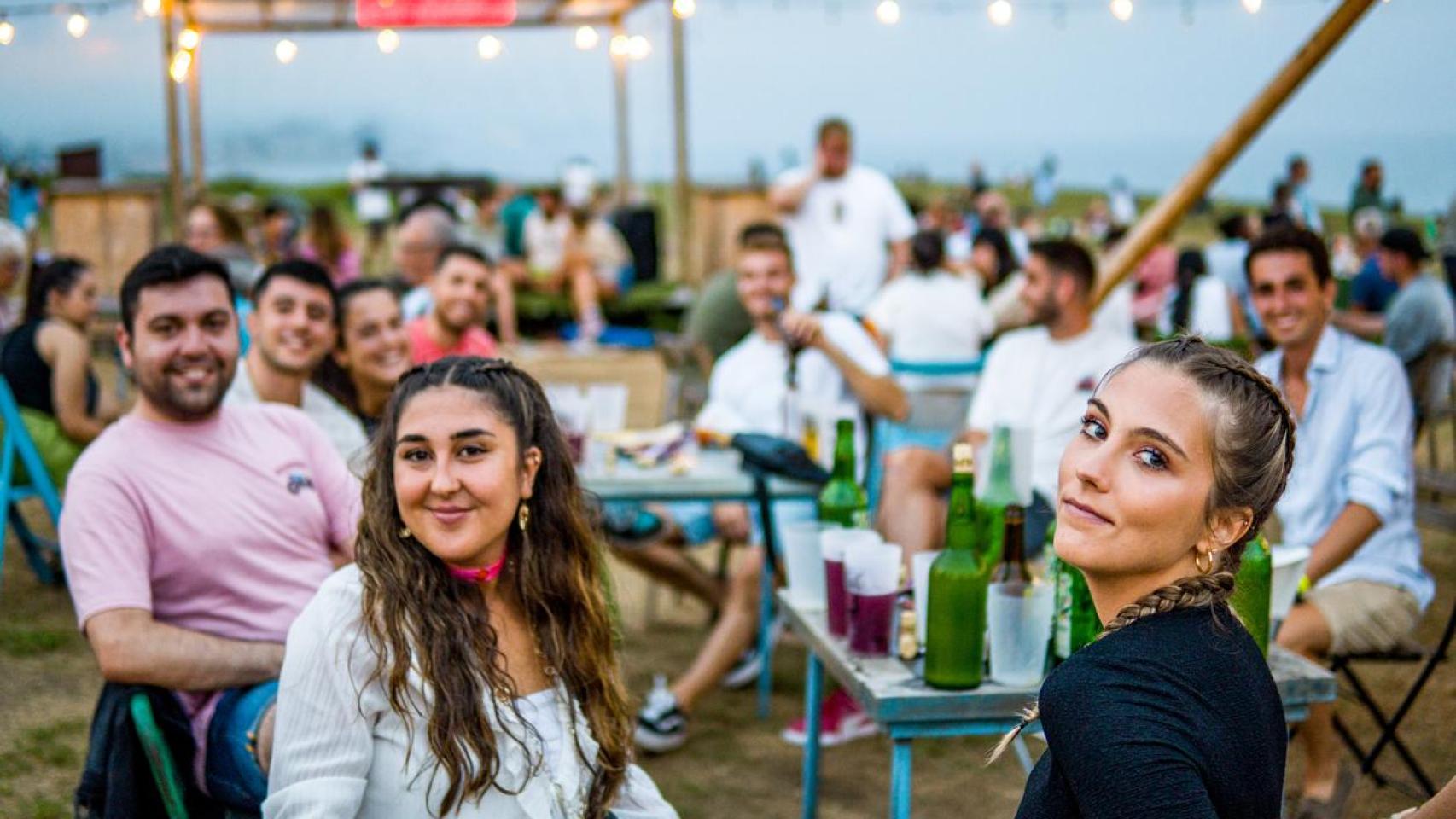 Grupo de jóvenes de fiesta en un chiringuito asturiano.