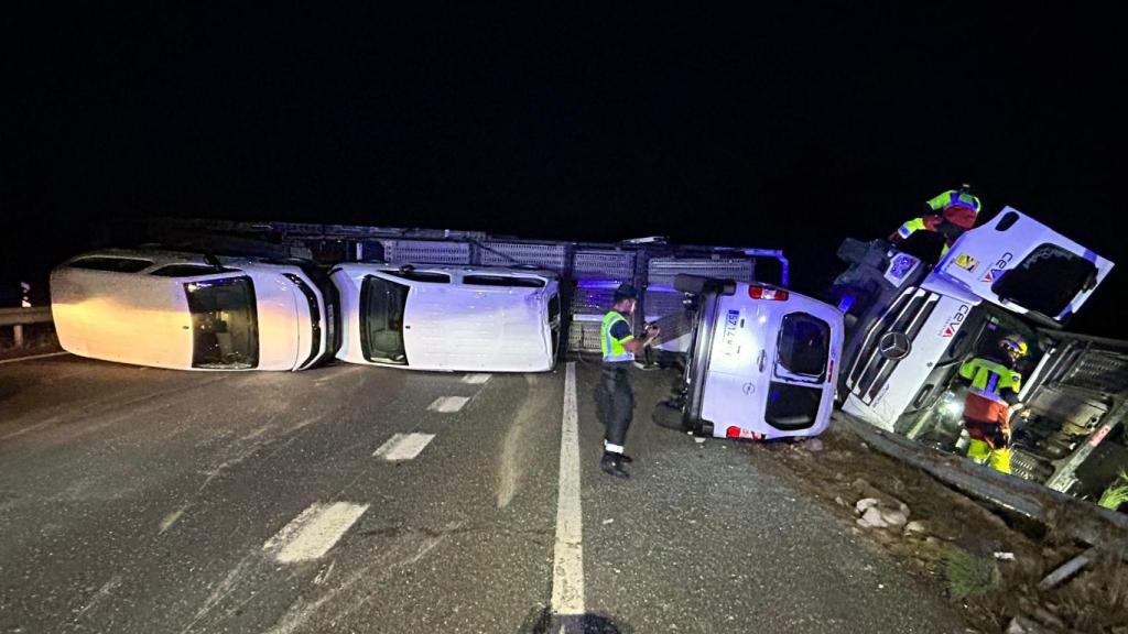 Vídeo: El accidente de un camión obligó a cortar el tráfico en la A52 en Cualedro (Ourense)