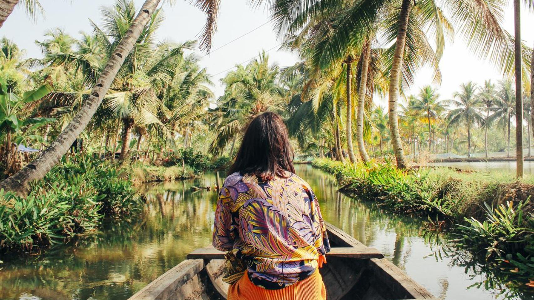 Mujer en un paraje natural.