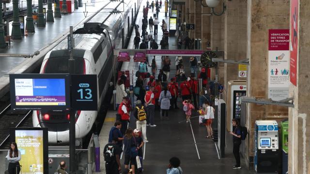 Pasajeros en la estación Gare du Nord de París sin poder coger el tren tras los sabotajes.