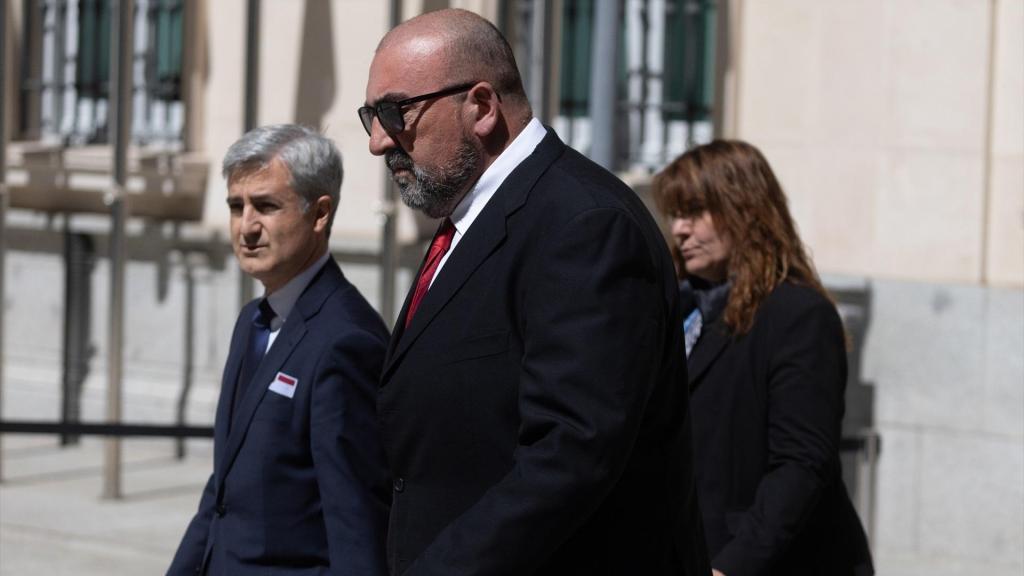 Koldo García (d), junto a su abogado (i) a su salida de la Comisión del Senado en una imagen del pasado abril.