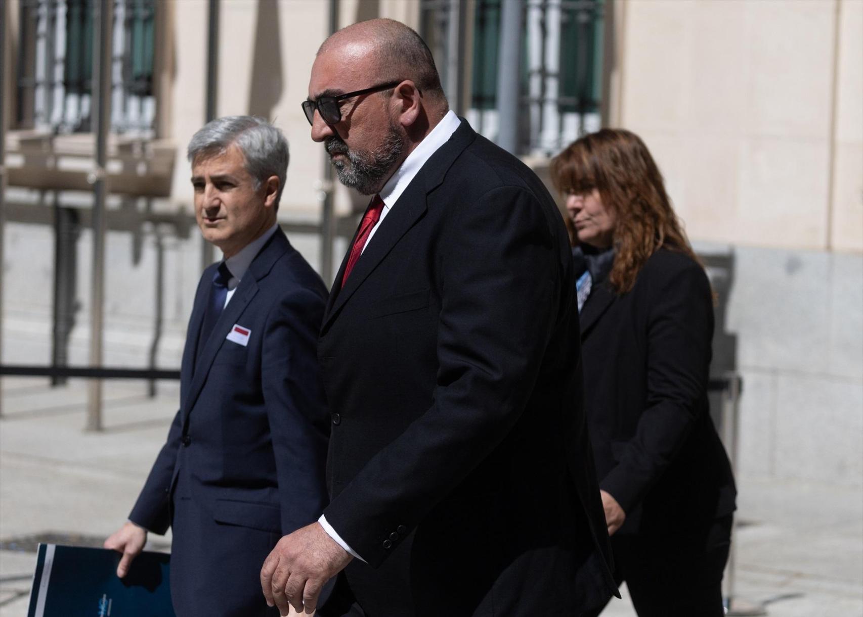 Koldo García (d), a las puertas del Senado.