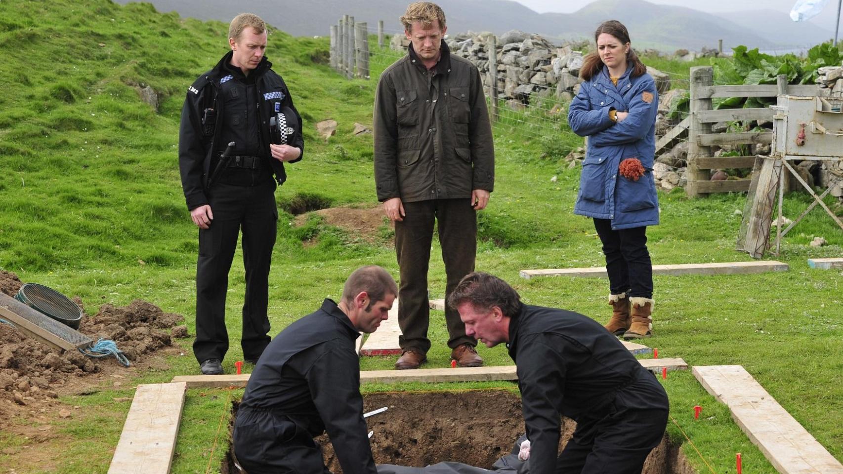 Steve Robertson (izquierda), Douglas Hensall (centro) y Alison O'Donnell (derecha) en una escena de 'Shetland'