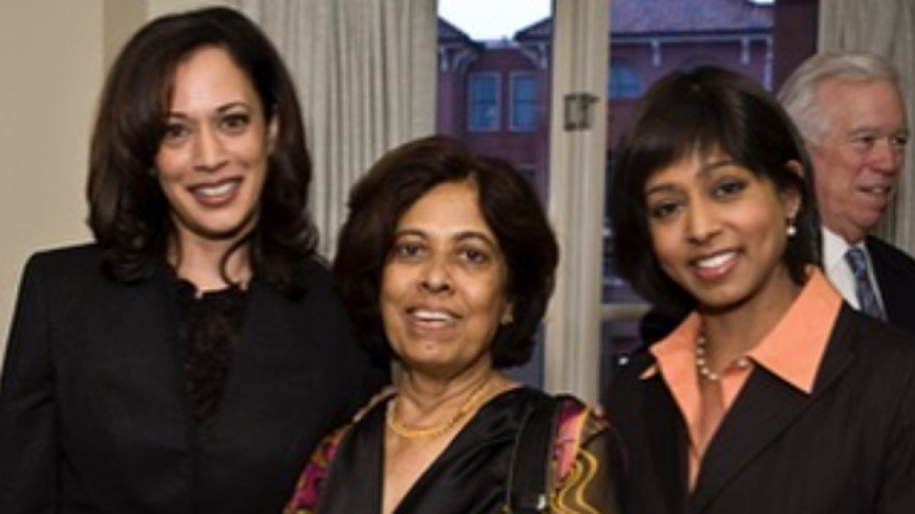 Shyamala Gopalan (c.), flanqueada por sus dos hijas, Kamala (i.) y Maya Harris (d.).