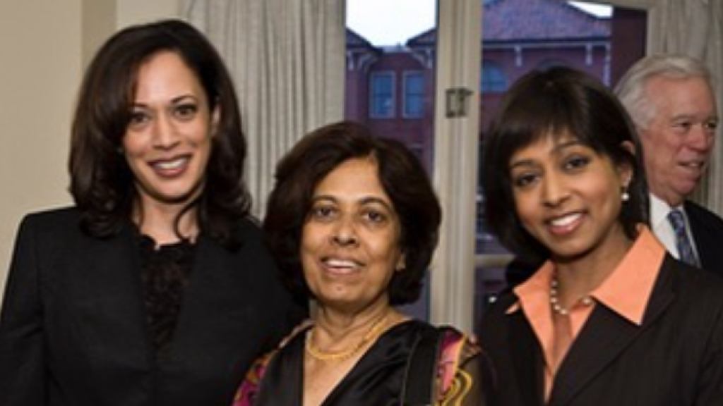 Shyamala Gopalan (c.), flanqueada por sus dos hijas, Kamala (i.) y Maya Harris (d.).