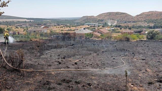 El fuego amenaza la localidad zamorana de Riofío