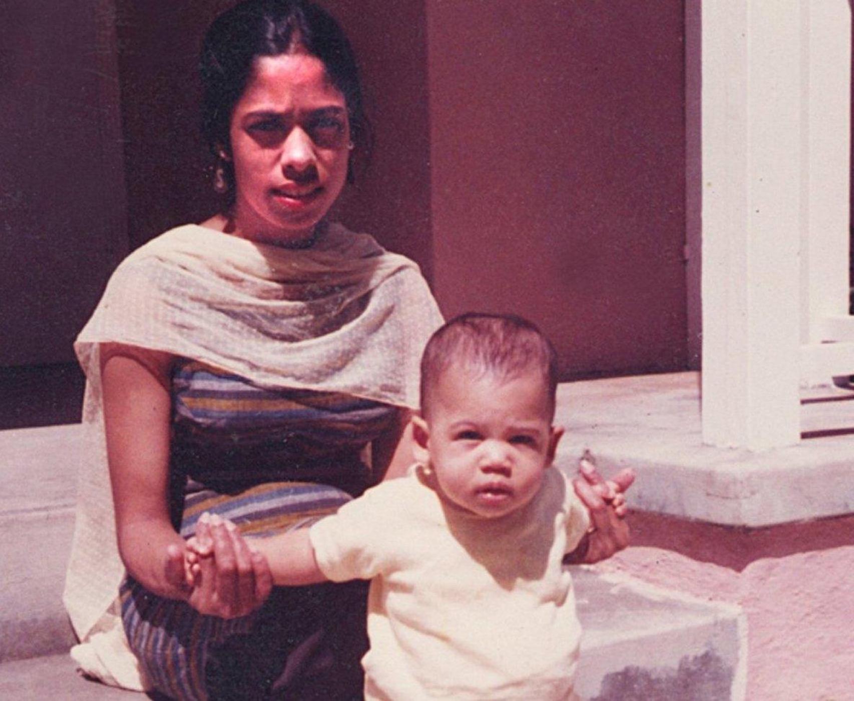 Shyamala Gopalan, junto a su hija Kamala Harris cuando era bebé.