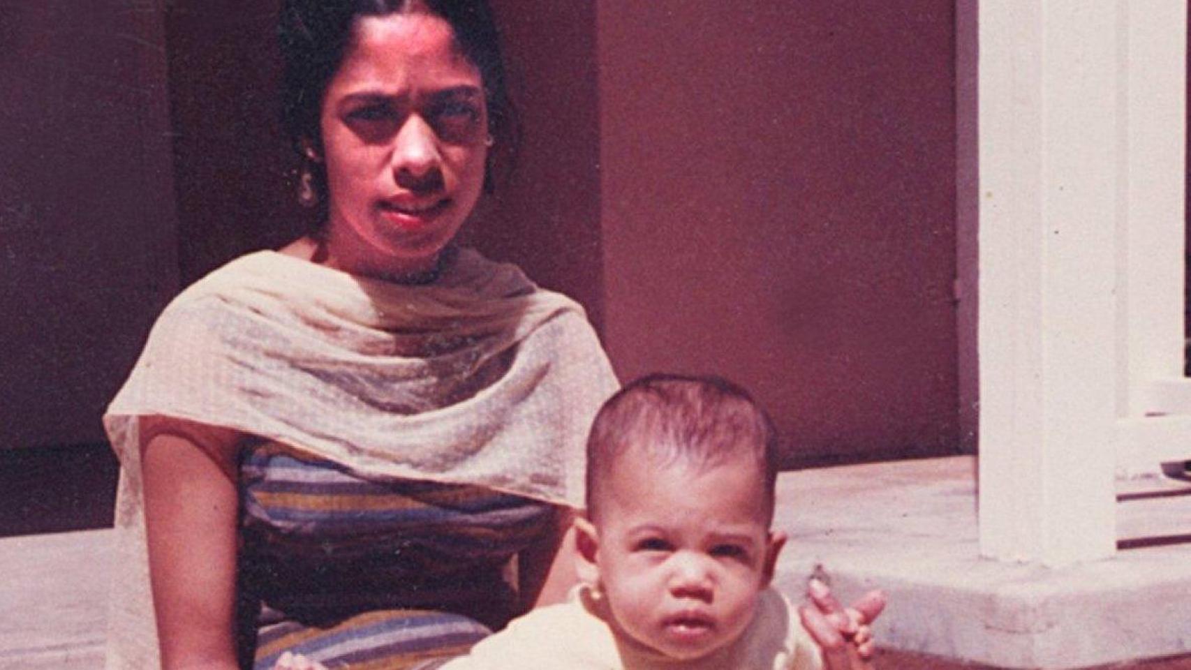 Shyamala Gopalan, junto a su hija Kamala Harris cuando era bebé.