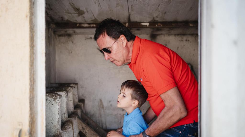 José Ramón de la Morena junto a su hijo en el gallinero.