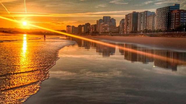 Playa de San Lorenzo, en Gijón