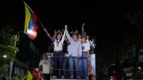 La líder opositora venezolana, María Corina Machado, y el candidato a la presidencia de Venezuela, Edmundo González Urrutia, saludan a simpatizantes en el cierre de campaña de González Urrutia, este jueves, en Caracas (Venezuela).