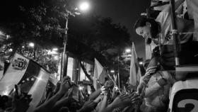 María Corina Machado saluda a sus partidarios durante el cierre de campaña en Caracas.
