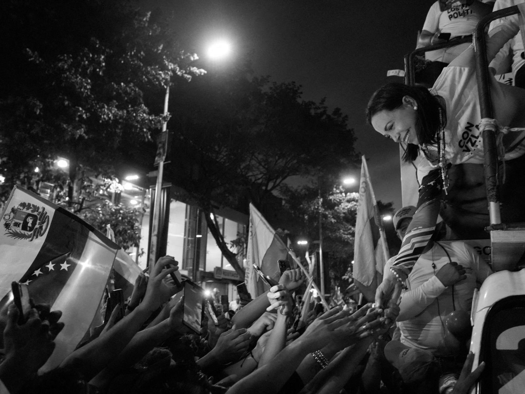 María Corina Machado saluda a sus partidarios durante el cierre de campaña en Caracas.