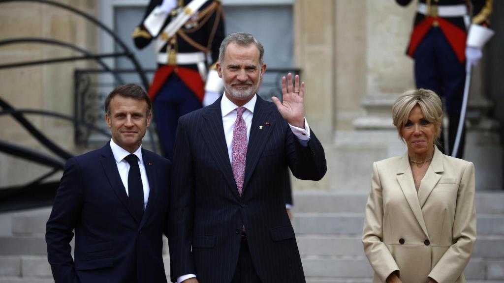 El Rey Felipe VI, recibido por Macron y su esposa Brigitte.