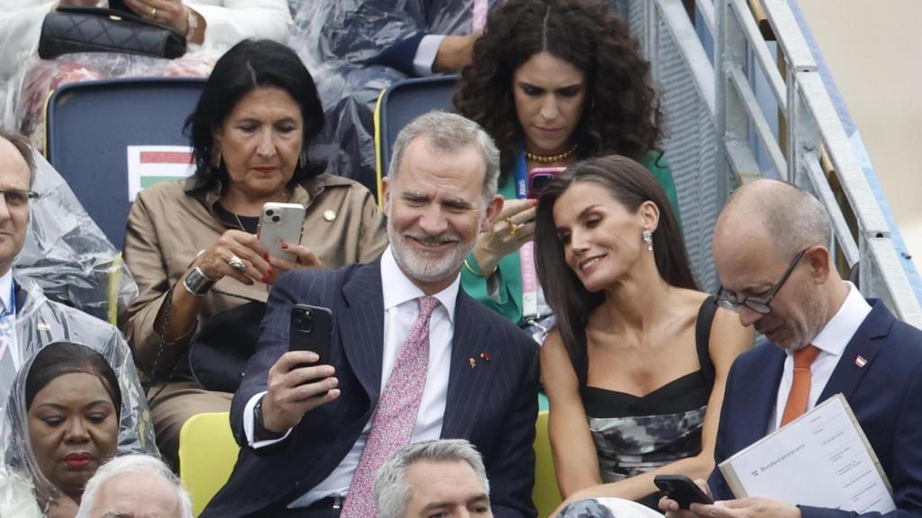 Felipe VI y la reina Letizia se hacen un selfie en los Juegos Olímpicos de París
