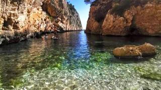 La cala más secreta de Alicante a la que solo puedes acceder por el mar: aguas turquesas y mucha tranquilidad