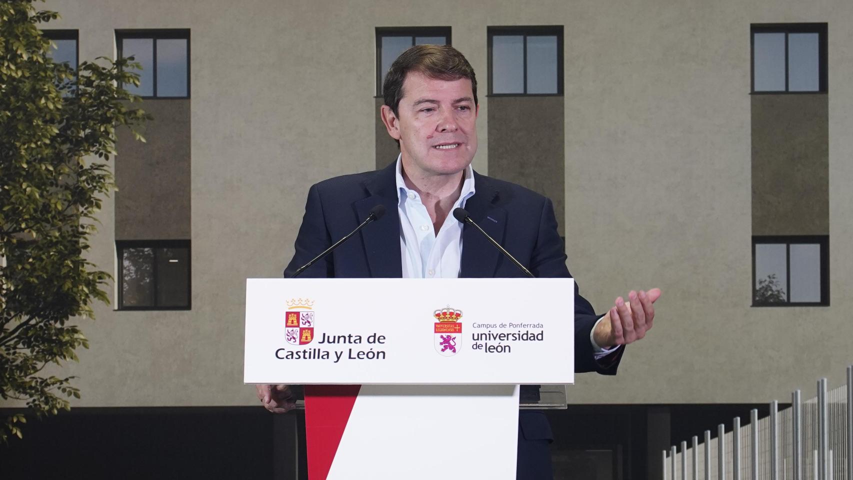 El presidente de la Junta, Alfonso Fernández Mañueco, durante su intervención en el Colegio Mayor La Tebaida de Ponferrada, este viernes