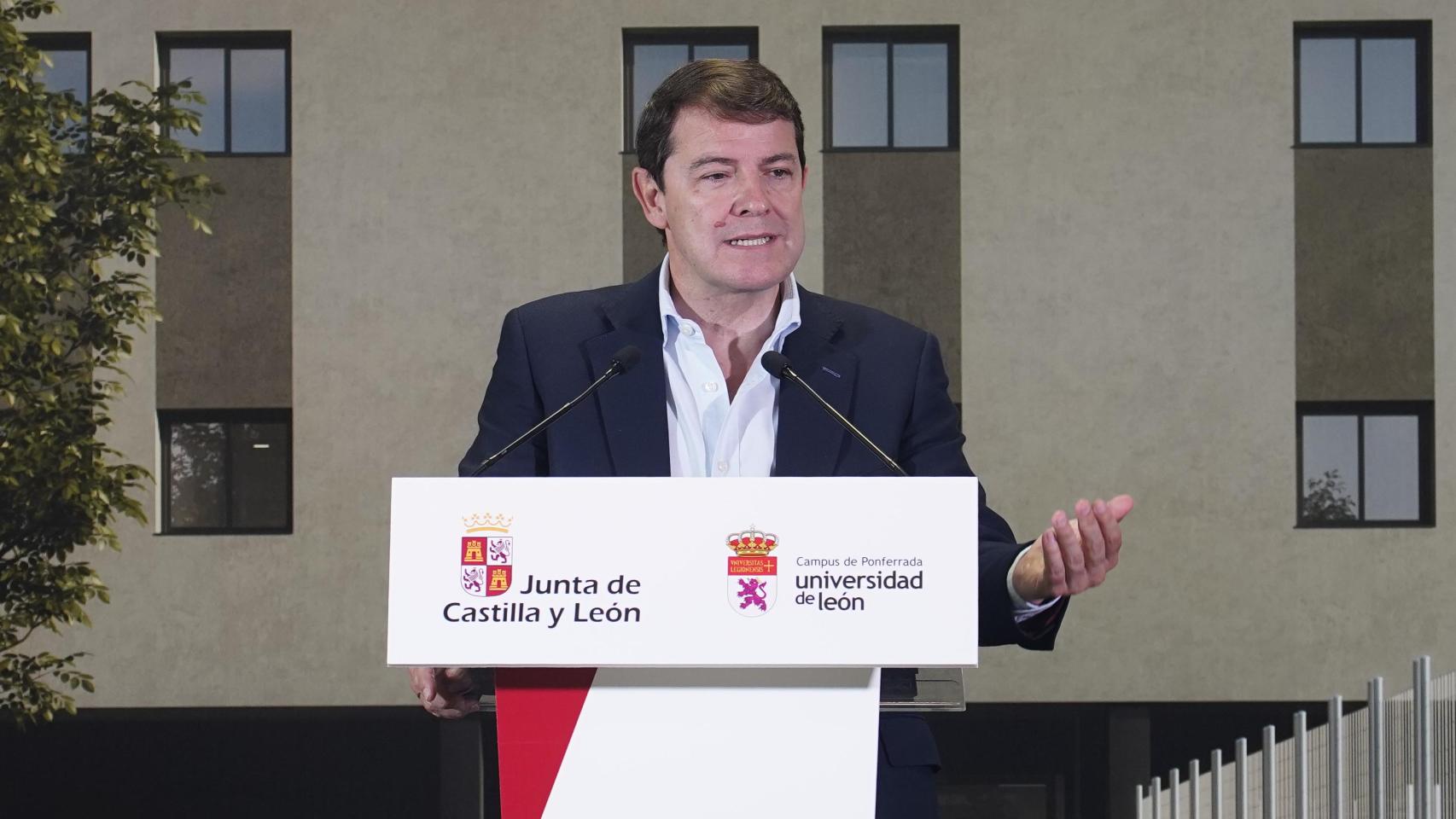 El presidente de la Junta, Alfonso Fernández Mañueco, durante su intervención en el Colegio Mayor La Tebaida de Ponferrada, este viernes