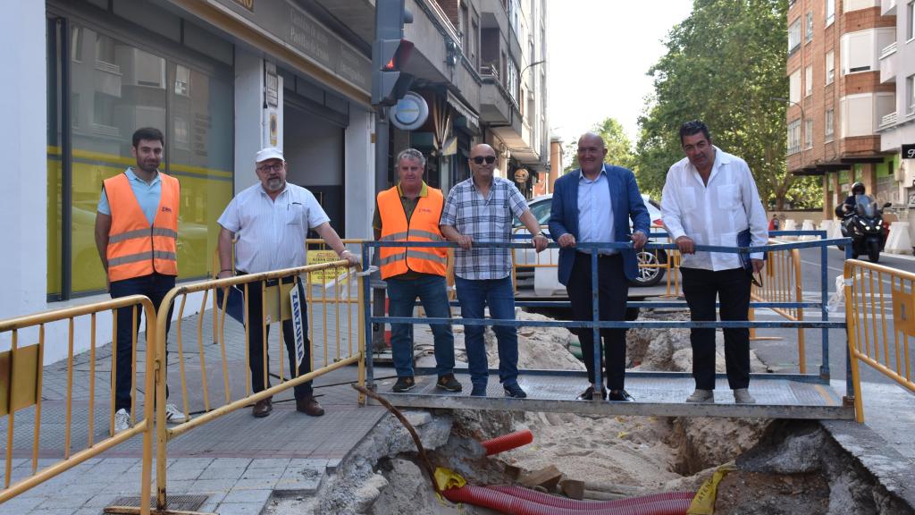 El alcalde de Valladolid, Jesús Julio Carnero, visita las obras de la calle Mirabel