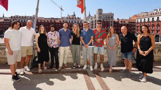 La concejala de Juventud, Carolina del Bosque, con los artistas que actuarán en la celebración del 25 aniversario de Vallanoche