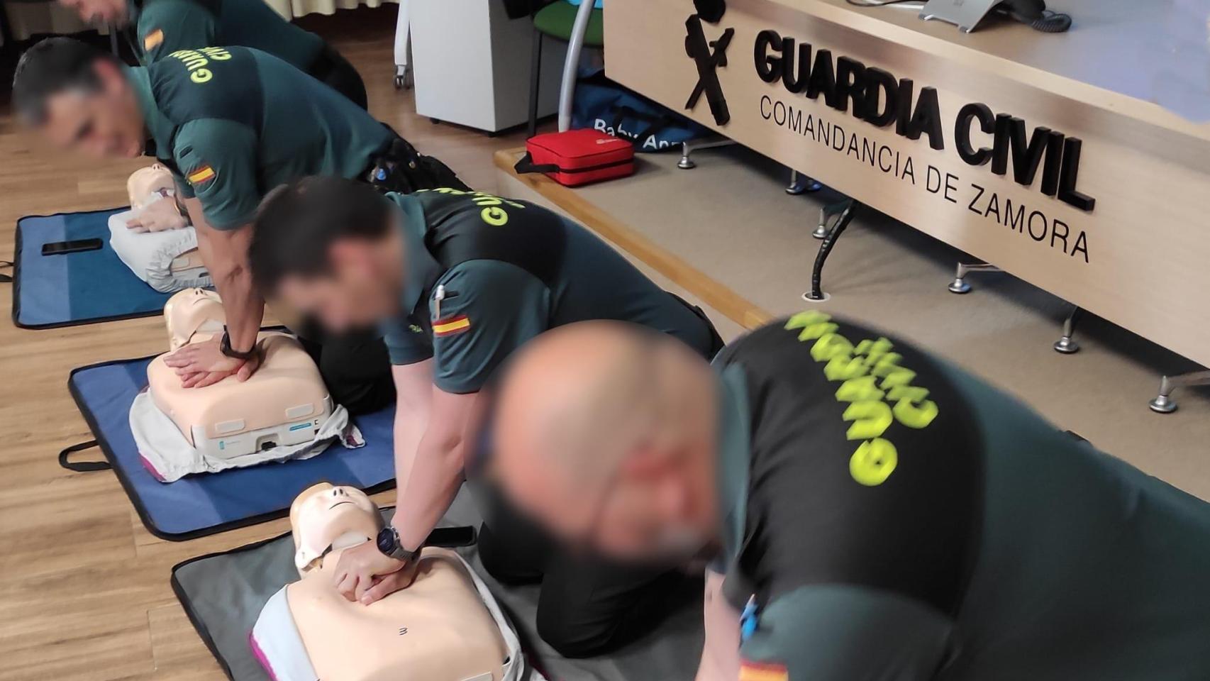 Agentes de la Guardia Civil de Zamora durante la formación de Soporte Vital Básico y desfibrilador semiautomático