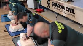 Agentes de la Guardia Civil de Zamora durante la formación de Soporte Vital Básico y desfibrilador semiautomático