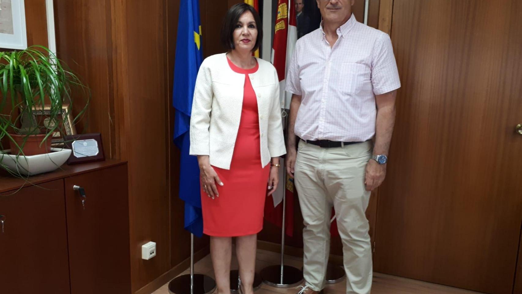 María Teresa Pérez, junto con el delegado territorial, Fernando Prada