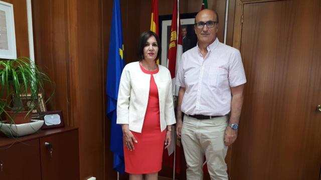 María Teresa Pérez, junto con el delegado territorial, Fernando Prada