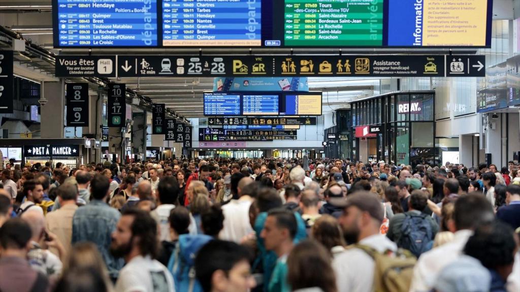 Decenas de pasajeros se concentran en la estación 'Gare Montparnasse' de París horas antes de la inauguración.