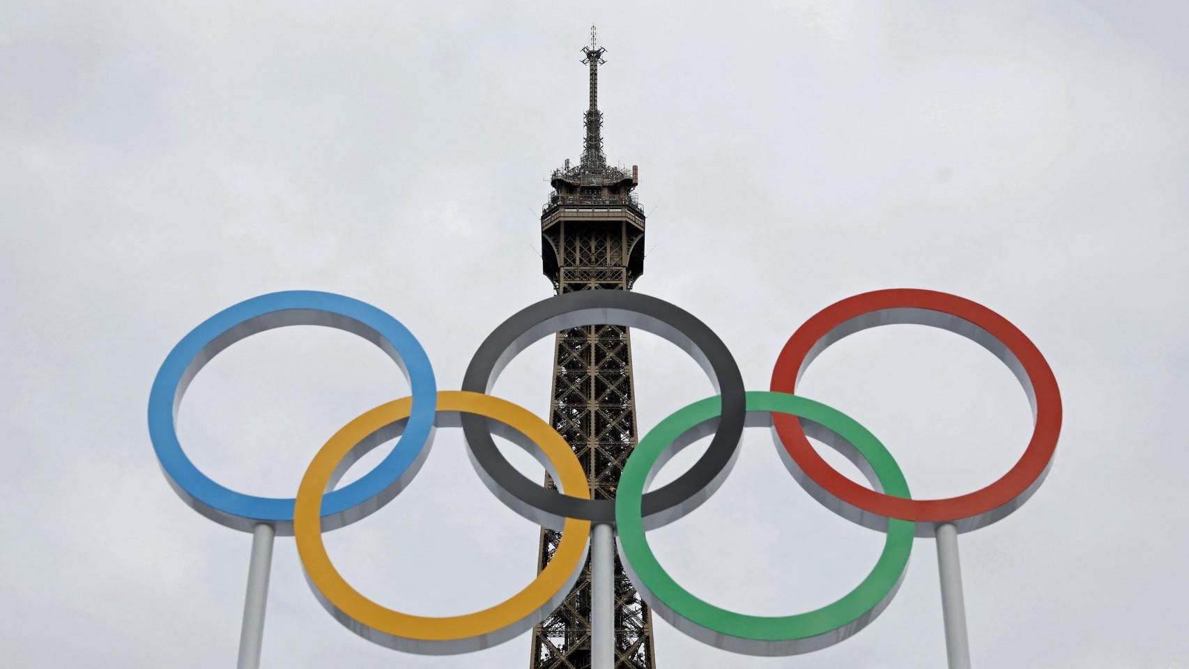 Los aros olímpicos, frente a la Torre Eiffel