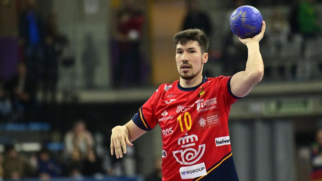 Álex Dujshebaev, con la selección masculina de baloncesto