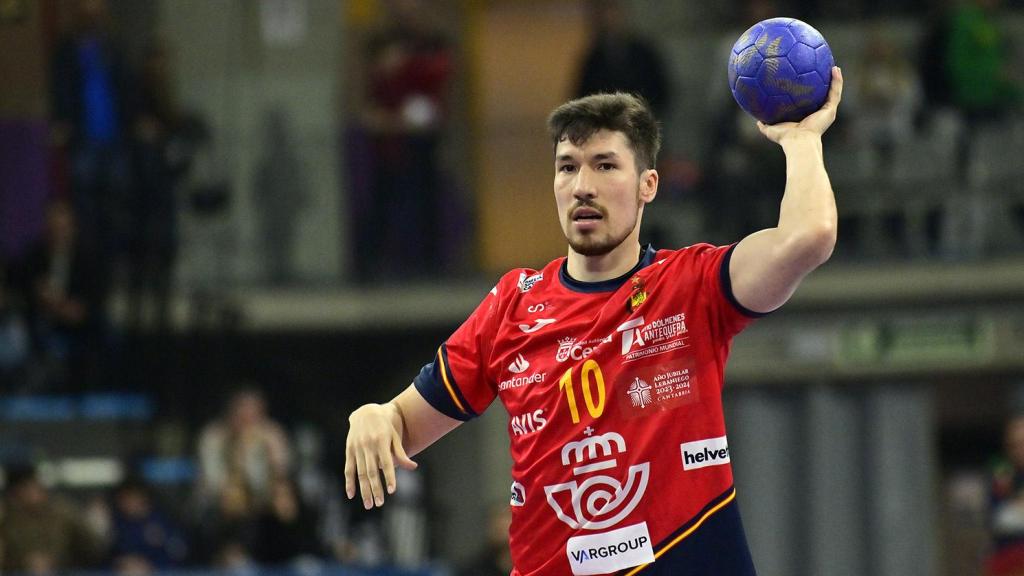 Álex Dujshebaev, con la selección masculina de baloncesto