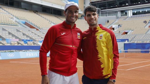 Nadal y Alcaraz posan en la Philippe Chatrier.