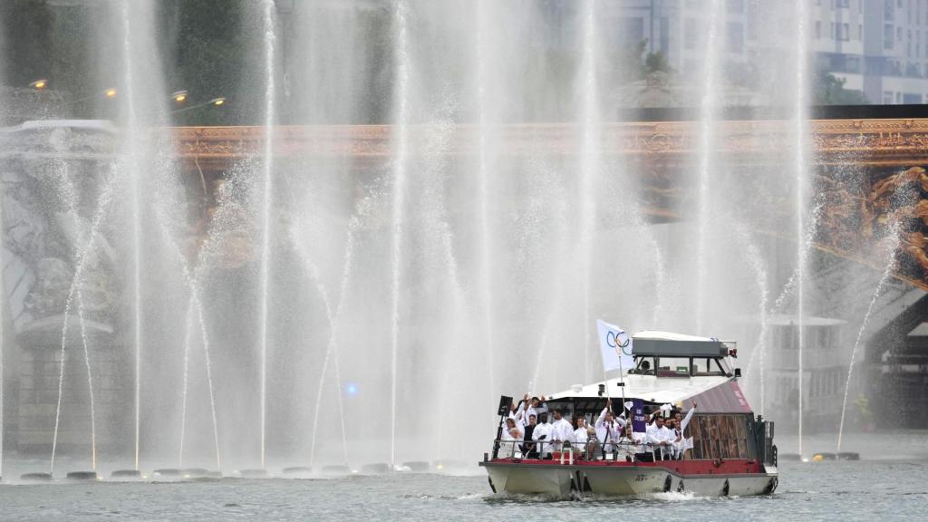 El barco del equipo de refugiados surca el Sena en la ceremonia de inauguración.