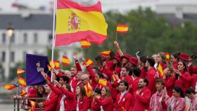 La delegación española desfilando por el Sena.