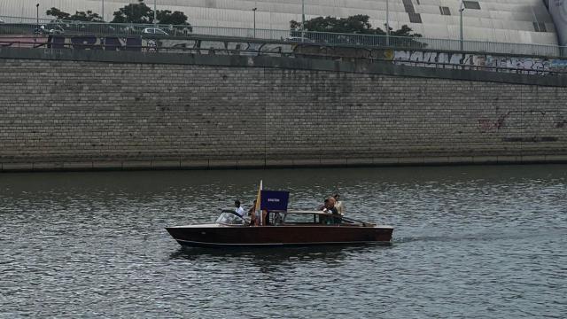 La embarcación de un país con poca representación durante el desfile por el Sena.