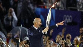 Zinedine Zidane, uno de los últimos relevos con la antorcha olímpica