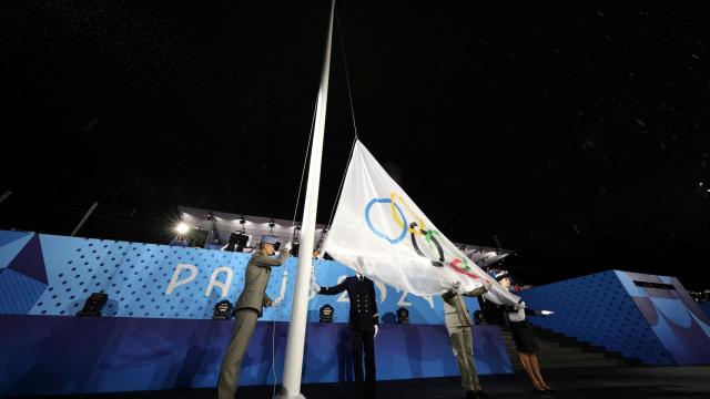 La bandera de los Juegos Olímpicos, izada al revés.