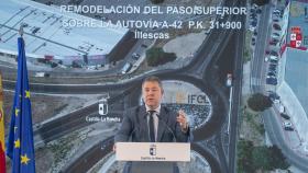 Emiliano García-Page, este viernes en su visita a las obras de remodelación del paso superior sobre la autovía A-42.
