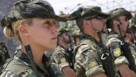 Una soldado del Ejército español, minutos antes de participar en un desfile militar.