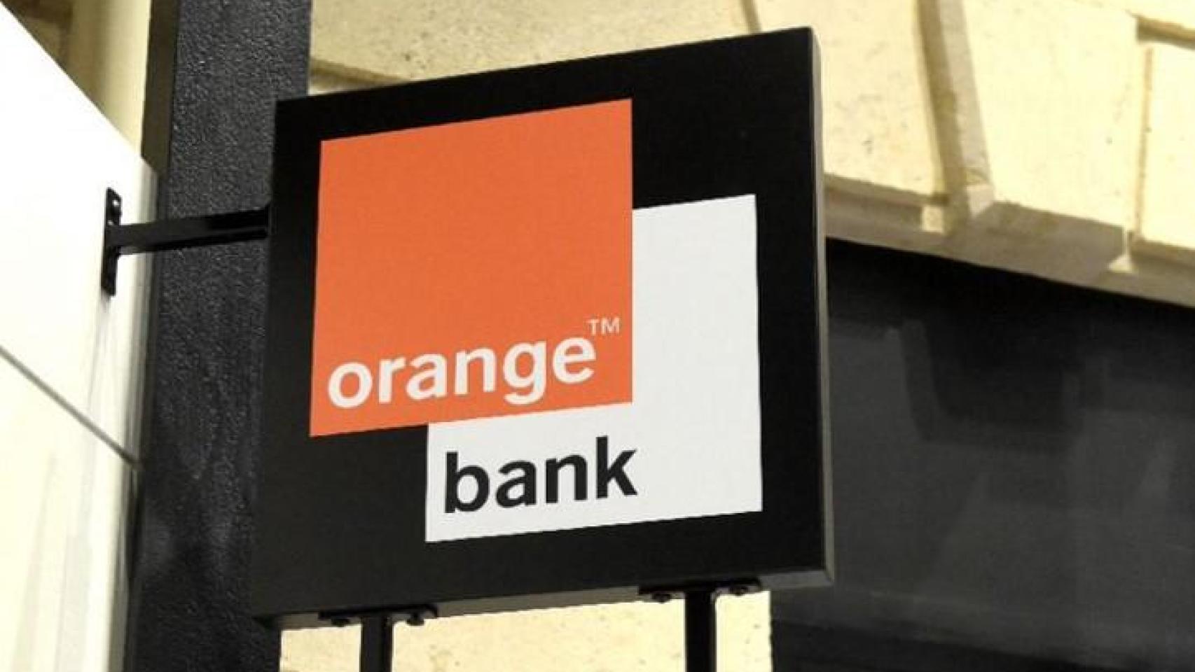 Logo de Orange Bank en un edificio.