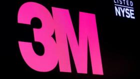 El logo de 3M aparece en una pantalla de la Bolsa de Nueva York.