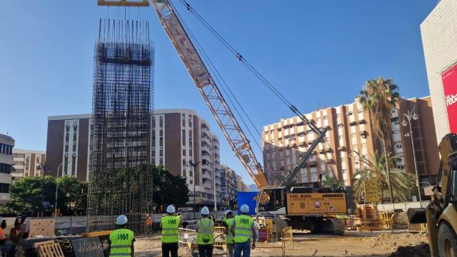 Imagen de los trabajos de construcción de las pantallas del Metro de Málaga en la zona de El Corte Inglés.