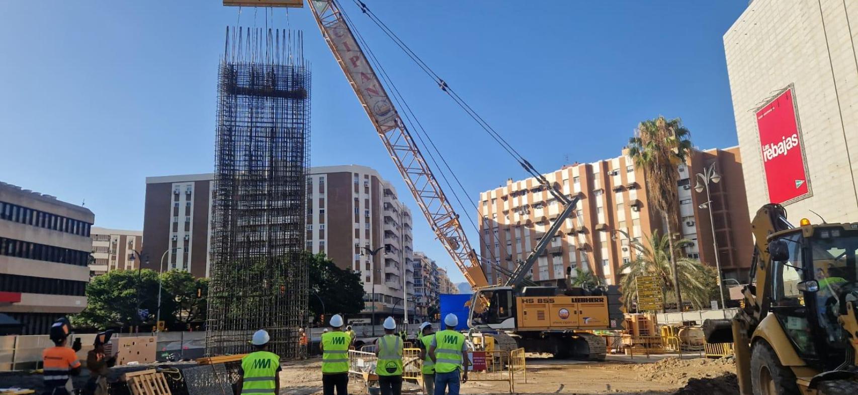 Imagen de los trabajos de construcción de las pantallas del Metro de Málaga en la zona de El Corte Inglés.