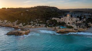 La espectacular playa a los pies de un precioso castillo del siglo XI: una cala virgen de agua turquesa ideal para verano