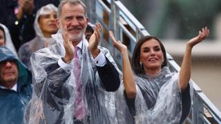 Lo que no se vio de la reina Letizia (y el Rey) durante la inauguración de los JJ. OO: selfie de rigor, lluvia y 'el momento chubasquero'