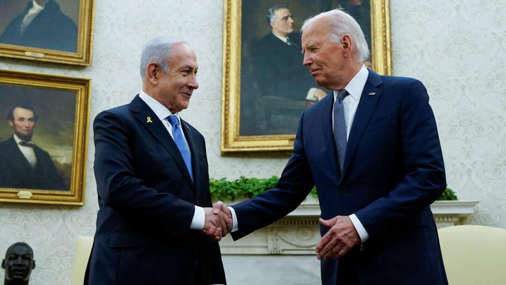 Joe Biden saluda a Benjamín Netanyahu, en la Casa Blanca.