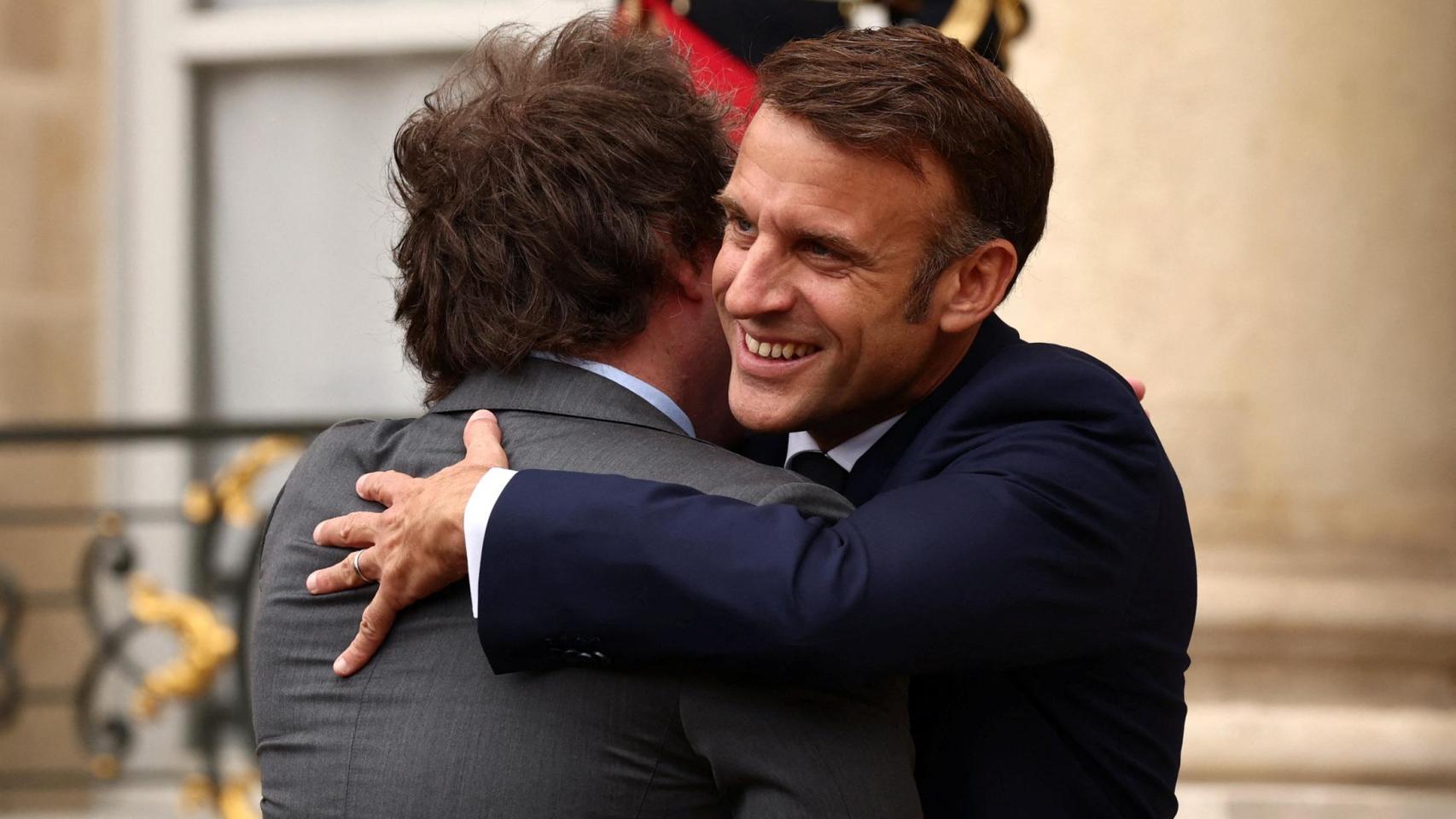 Macron y Milei se abrazan en su encuentro en el Elíseo.
